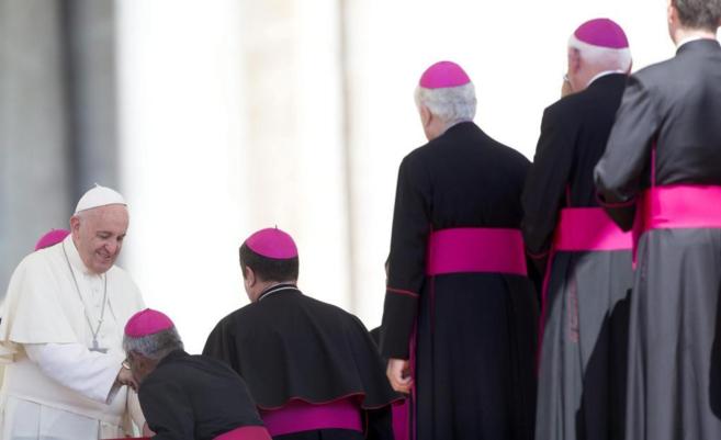 El Papa Francisco saluda a un grupo de obispos en El Vaticano.