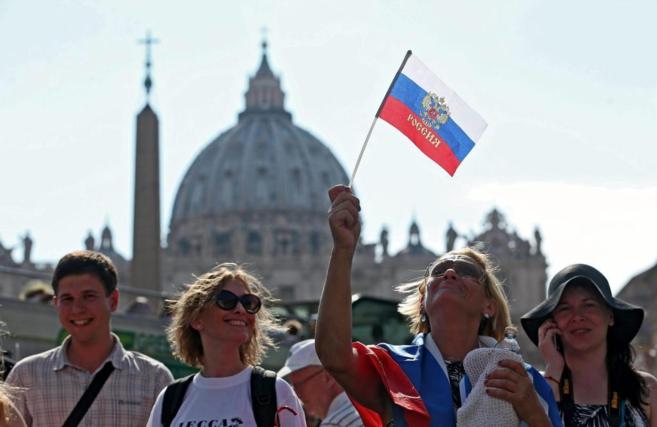 Un grupo de rusos esperan la llegada de Putin al Vaticano.