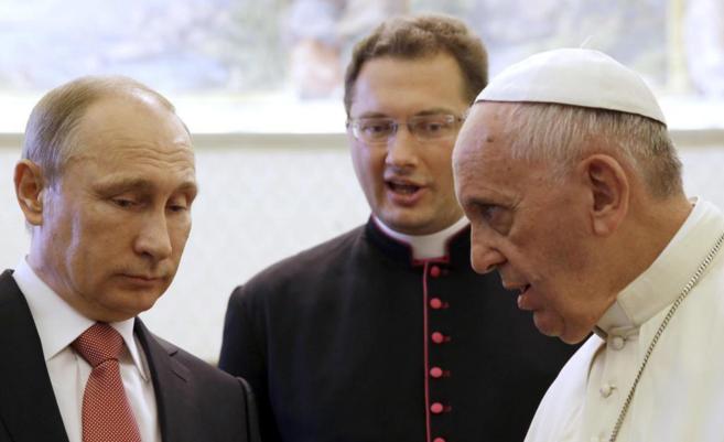 El presidente ruso, Vladmir Putin, durante su encuentro con el Papa...