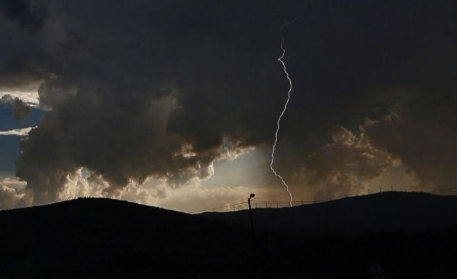 Un rayo cae sobre Ribadavia (Orense) durante una fuerte tormenta.