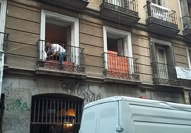 Un operario tapia las ventanas del Patio Maravillas tras su desalojo.