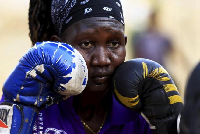 Una joven sudanesa con guantes de boxeo en Jartum, capital de Sudán