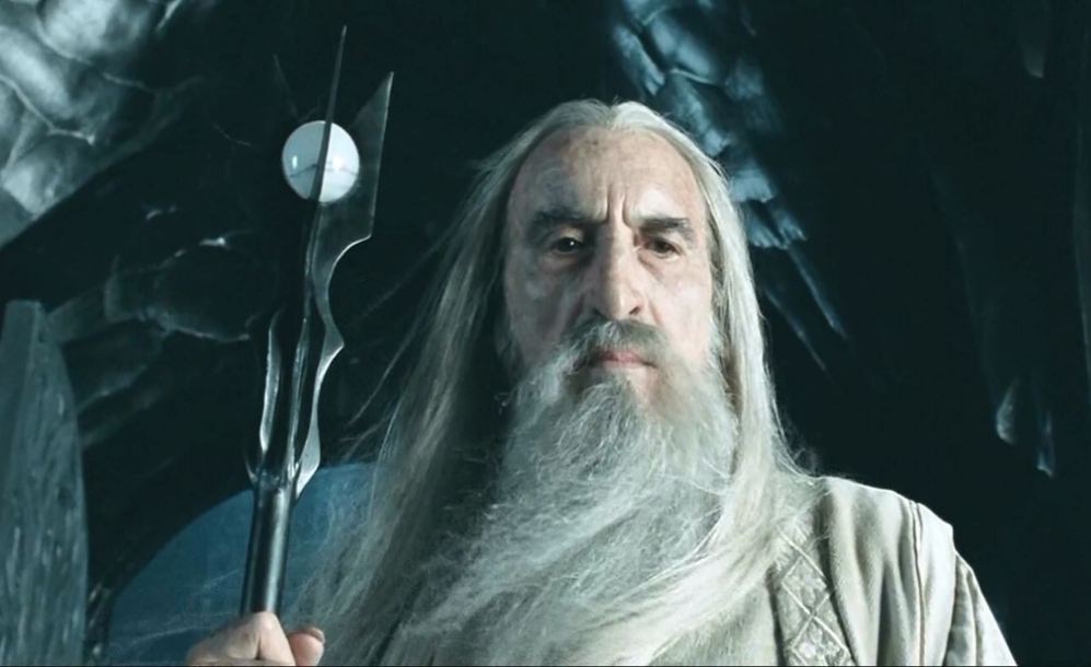 Lee interpretando a Saruman, el malvado mago blanco de la triloga...