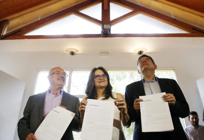 Antonio Montiel, Mnica Oltra y Ximo Puig muestran el documento que...