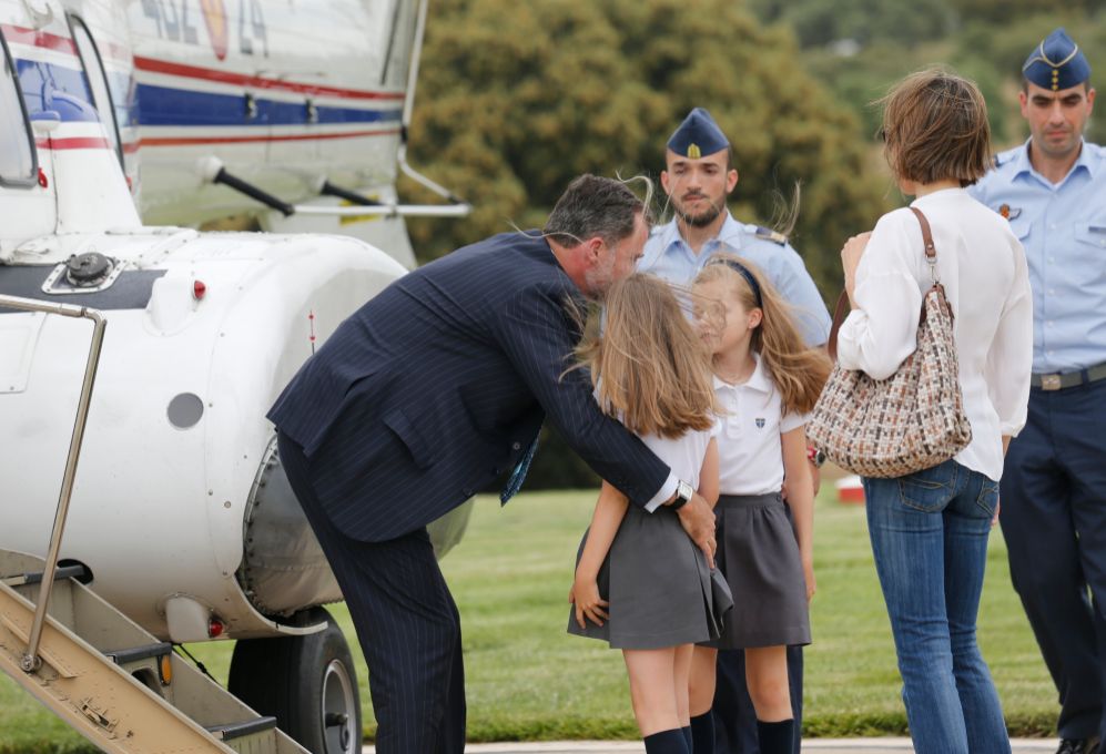 El Rey abraza a sus hijas ante la Reina Letizia.