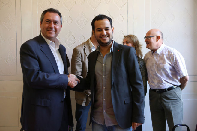 Juan Espadas y Daniel Gonzlez Rojas se felicitan tras el acuerdo...