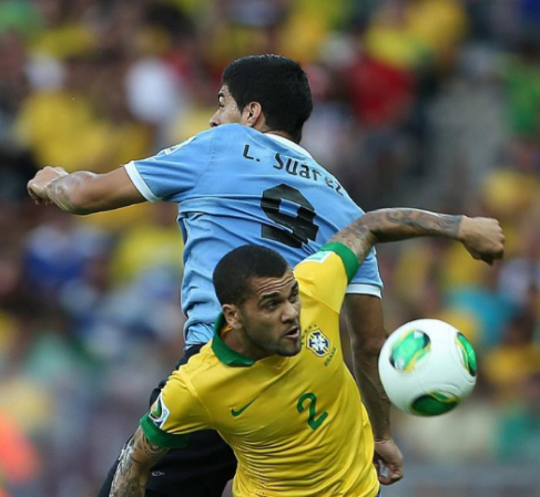 Alves y Luis Surez, durante el Brasil-Uruguay de la Copa...