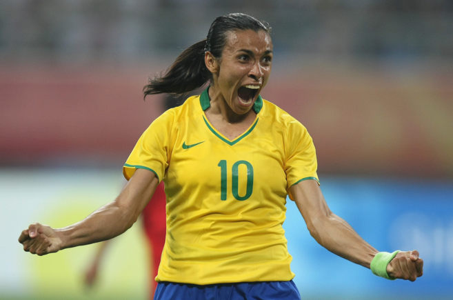 La brasilea Marta Vieira Da Silva celebra un gol marcado con su...