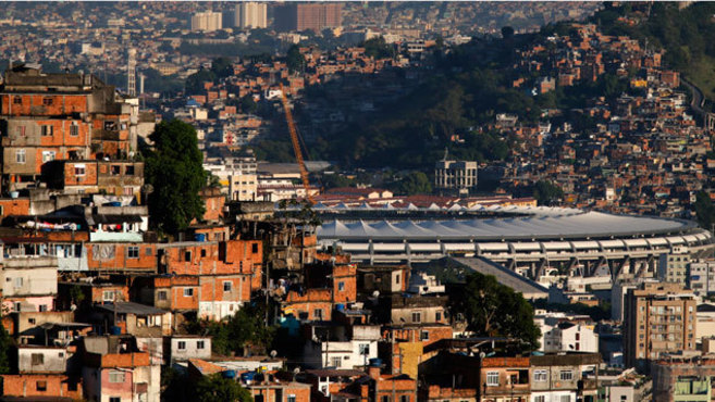 Las favelas en Ro de Janeiro, con el estadio Maracan al fondo.