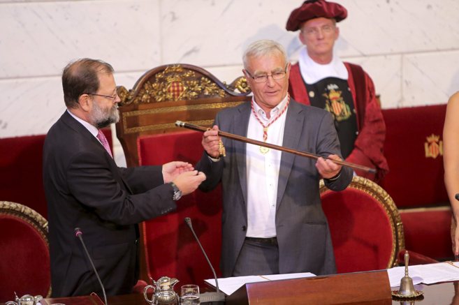 Joan Rib recibe la vara de mando del Ayuntamiento de Valencia de...