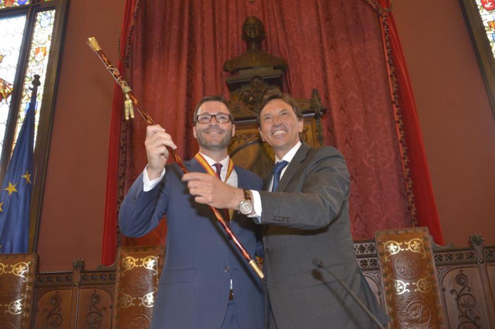 Mateo Isern entrega la vara de mando de Palma al nuevo alcalde, el...