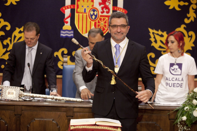 Antonio Gutiérrez Limones, con el bastón de mando del Ayuntamiento...
