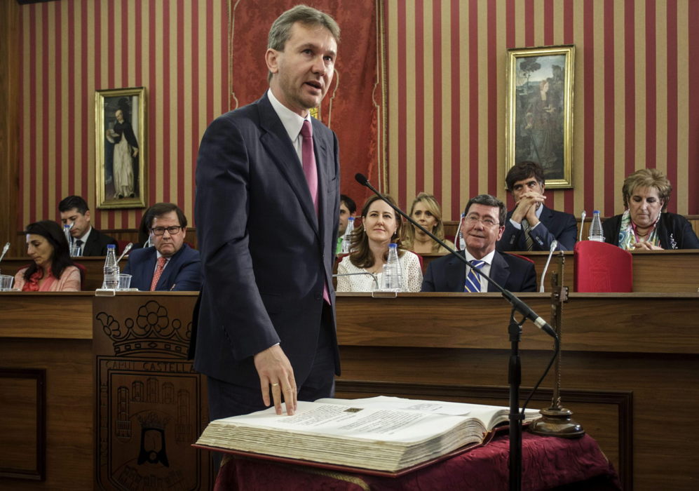 Javier Lacalle (PP) ha sido investido de nuevo como alcalde de Burgos,...