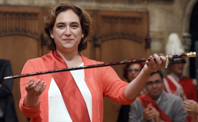 La nueva alcaldesa de Barcelona, Ada Colau, con el bastn de mando.