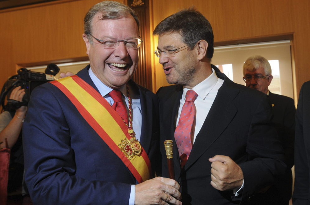 El ministro de Justicia Rafael Catal (d) felicita al alcalde de...