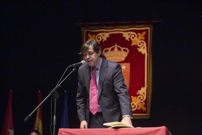 Guillermo Gross, alcalde de Valdemoro, jurando el cargo.