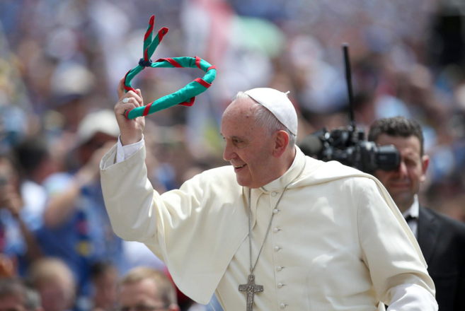 Francisco, en el Papamvil saluda a los fieles congregados en la...