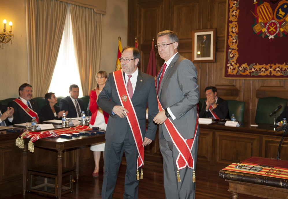 El alcalde de Teruel, Manuel Blasco (d), ha sido proclamado regidor de...