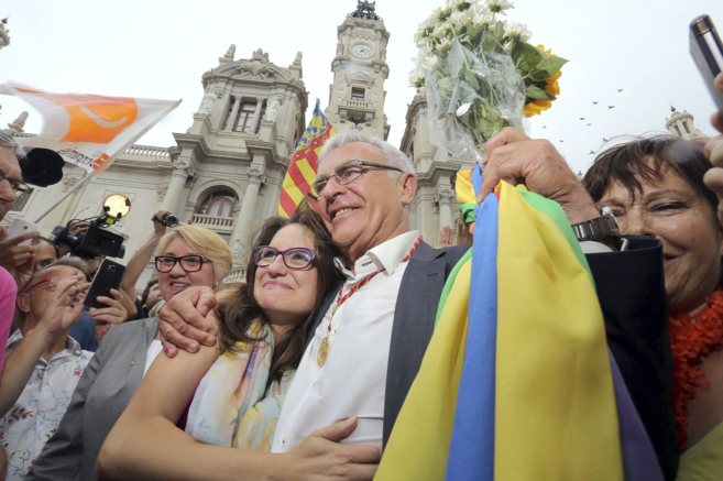 Joan Ribó abraza a Oltra en la plaza del Ayuntamiento de Valencia...