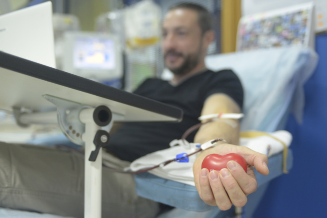 Un hombre donando sangre en la sede de la Fundació Banc de Sang i...