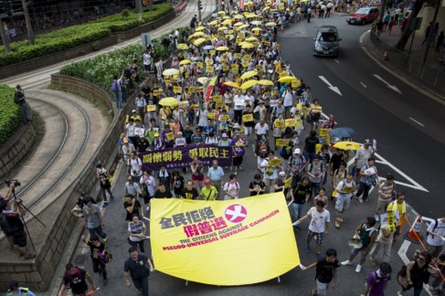 Manifestantes protestan contra la ley electoral en Hong Kong.