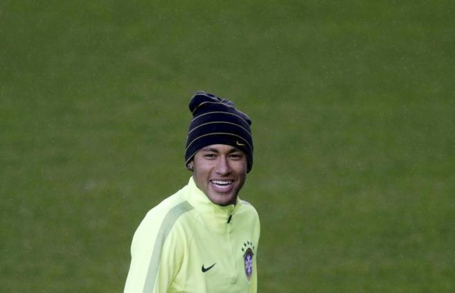 Neymar sonre en el entrenamiento previo al debut de Brasil en la...