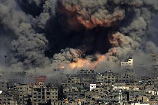 Explosiones y fuego en Gaza, en junio de 2014.