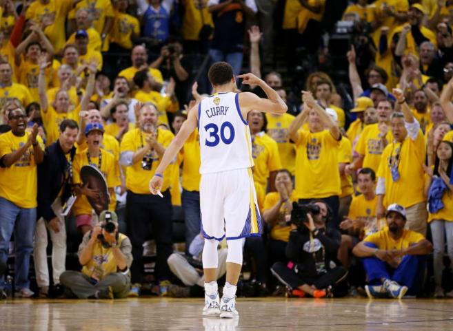 El MVP de la temporada Stephen Curry celebra una canasta de la...