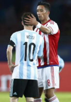 Lucas Barrios saluda a Messi despus del empate entre Paraguay y...