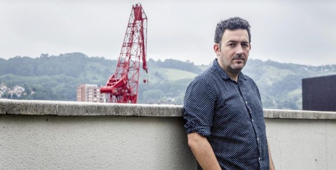 El escritor vizcano Mikel Santiago, en Bilbao con la...