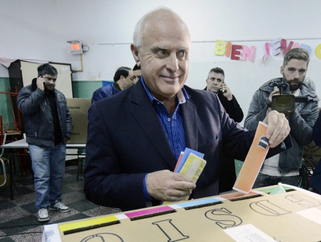 El progresista Miguel Lifschitz vota las elecciones provinciales, en...