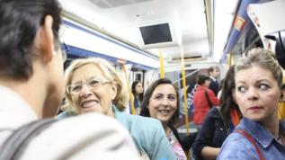 Manuela Carmena, en el Metro esta maana.