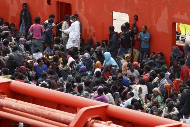 Inmigrantes rescatados en Lampedusa en una de las ltimas afluencias...