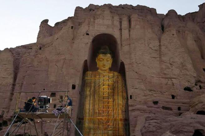 Imagen proyectada de la estatua de Buda en Bamiyn destruida por los...