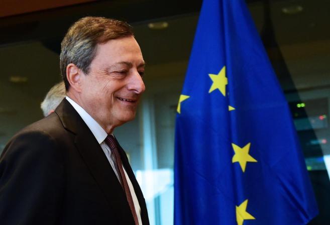 El presidente del BCE, Mario Draghi, con la bandera de la Unin...