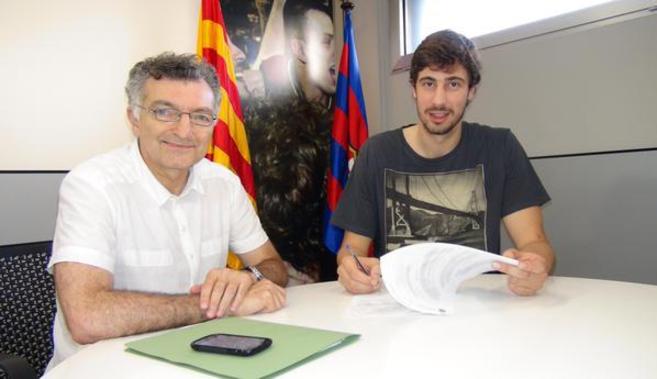 Ante Tomic (derecha) junto a Xavi Creus firmando su renovacin