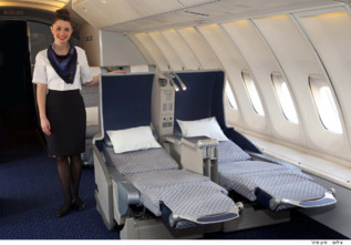 Una azafata de El Al mostrando las instalaciones de uno de los aviones...
