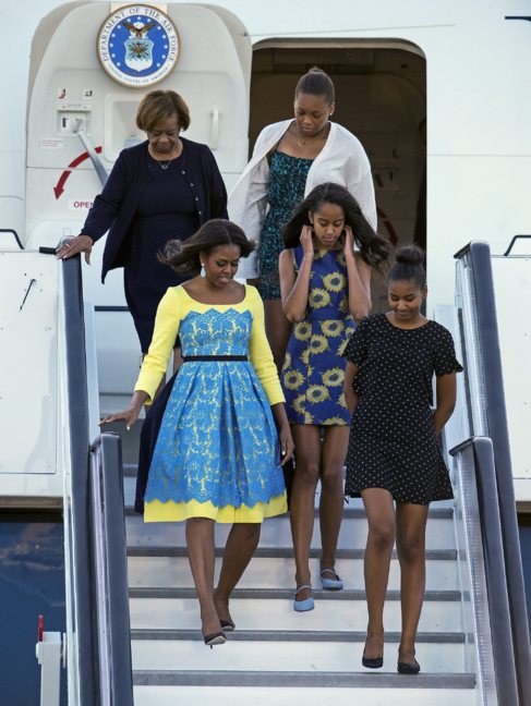 Marian Robinson (de negro), Michelle Obama y sus hijas, Sasha y Malia,...