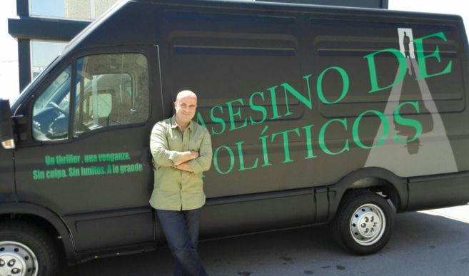 El escritor Fernando J. Lpez del Oso posa frente a la furgoneta...