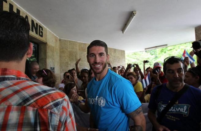 Sergio Ramos visita una escuela en La Habana.