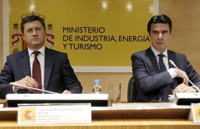 El ministro de Energa ruso, Alexander Novak, y el espaol, Jos...