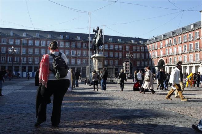 Varias personas pasean por la Plaza Mayor de Madrid.