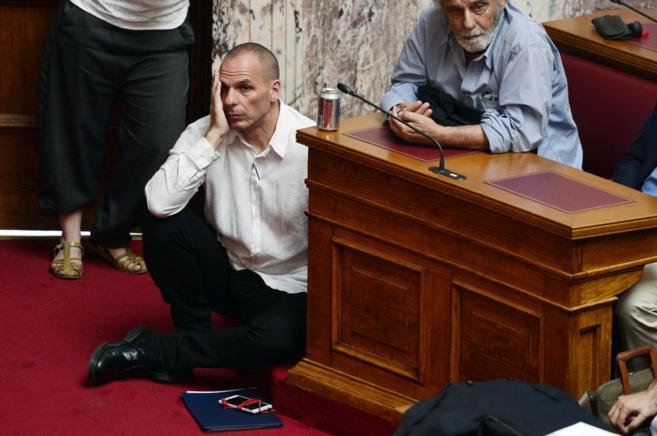 El ministro griego de Finanzas, Yanis Varoufakis, escucha en el...