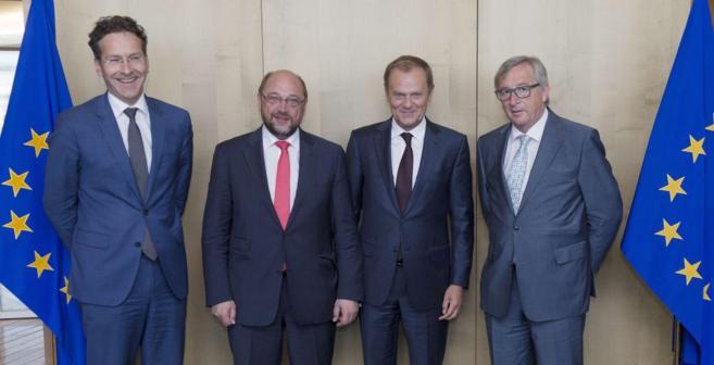 El presidente del Eurogrupo, Jeroen Dijsselbloem, junto a otros...