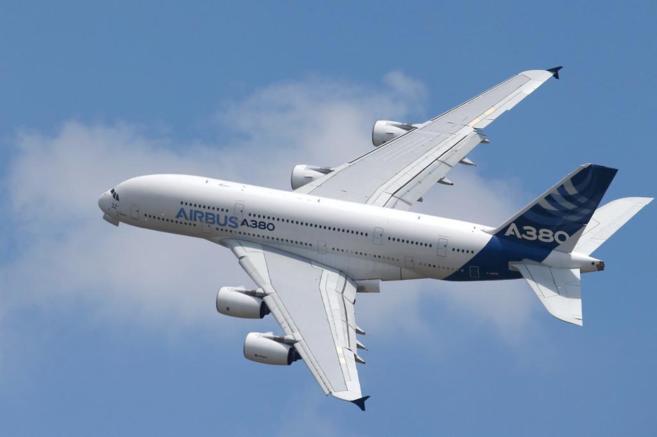 Un avin Airbus A380 en pleno vuelo