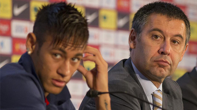 Neymar y Bartomeu durante una rueda de prensa.