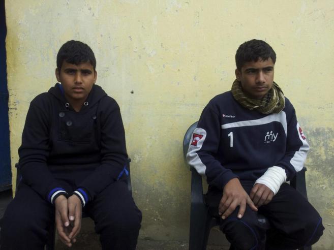 Ibrahim (derecha), uno de los jóvenes palestinos que ha intentado...