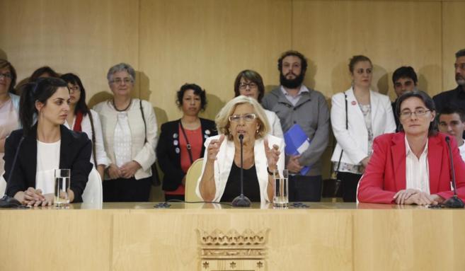 Manuela Carmena, la alcaldesa de Madrid, en el centro con Rita Maestre...