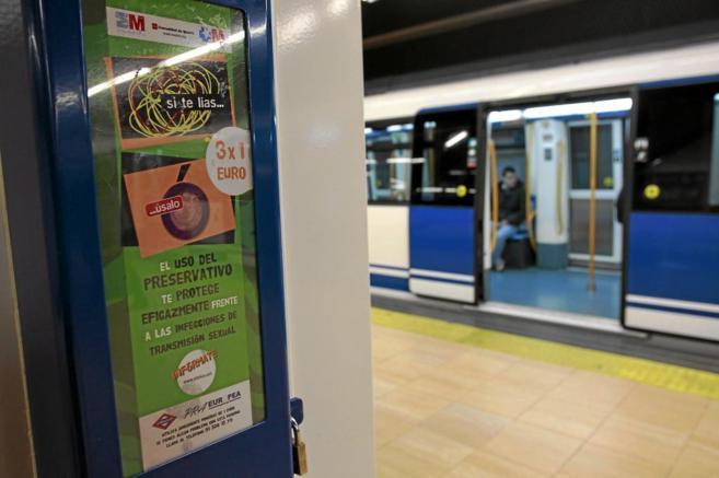 Dispensador de preservativos en una estacin del Metro de Madrid.