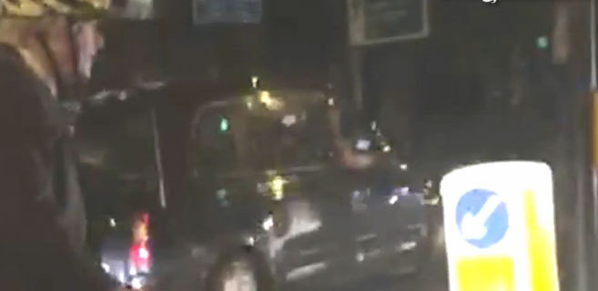 Imagen del momento de la disputa entre Boris Johnson y el taxista.